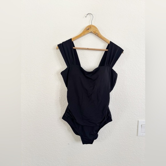 Jantzen Women's Elegant Black One-Piece Swimsuit - Picture 1 of 8